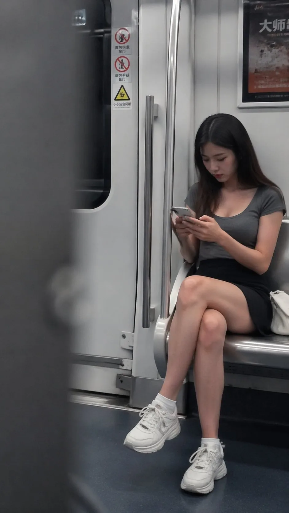 地铁美女看手机